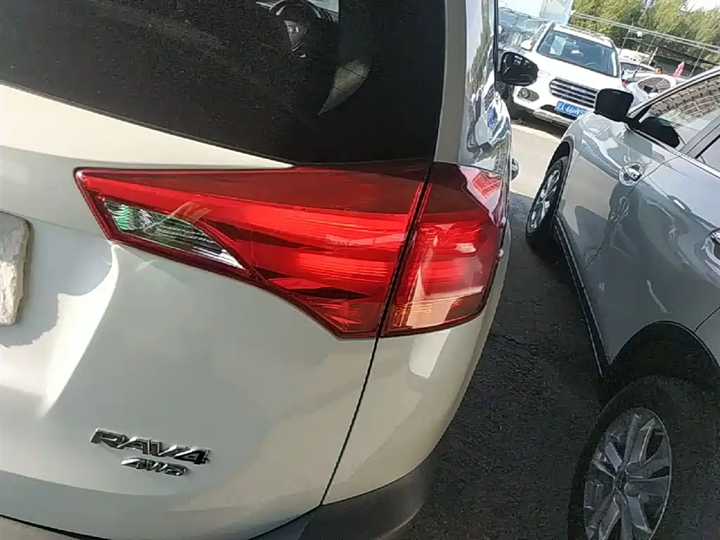Toyota RAV4 2015 — фото 8