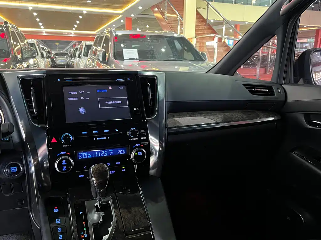 Toyota Alphard 2018 — фото 12