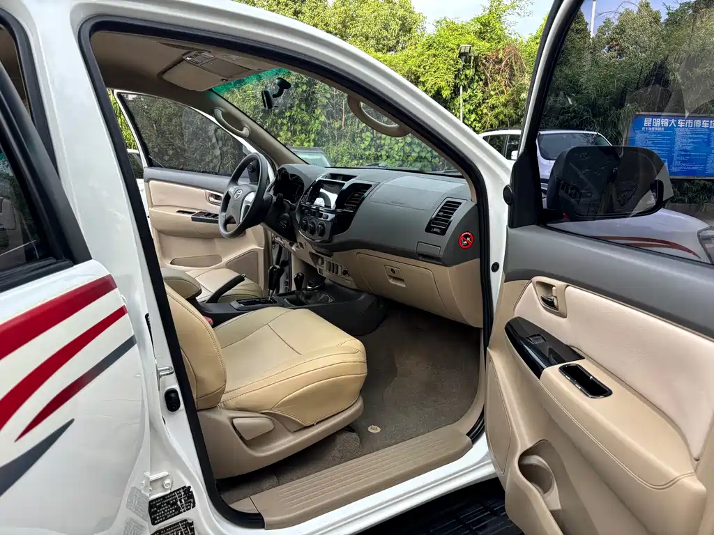 Toyota Fortuner 2014 — фото 12