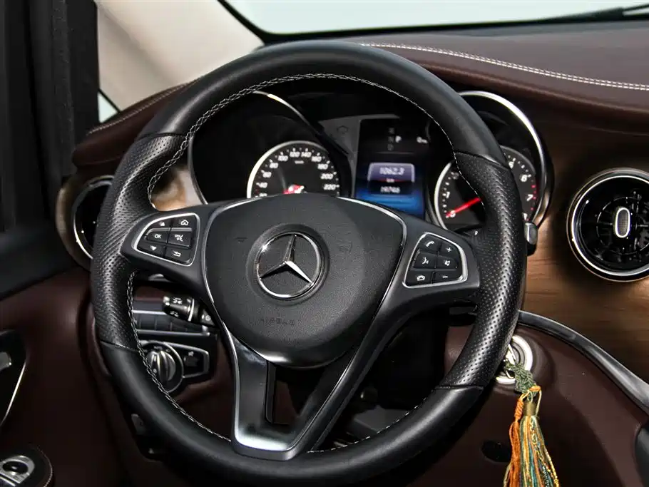 Mercedes-Benz V-Class 2023 — фото 14