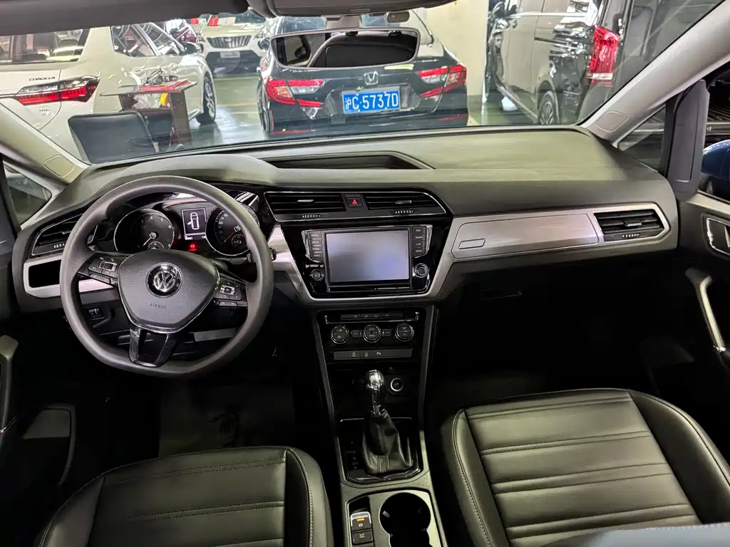 Volkswagen Touran 2019 — фото 10