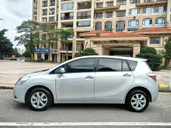 Toyota Yizhi 2012