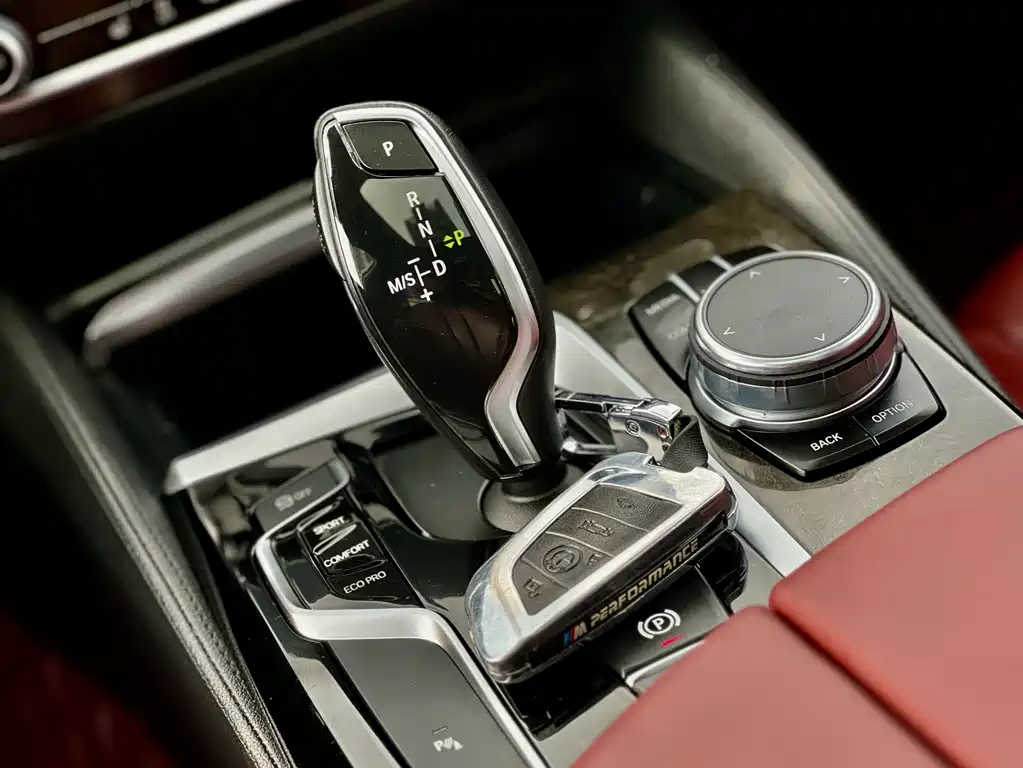 BMW 5 Series 2018 — фото 10