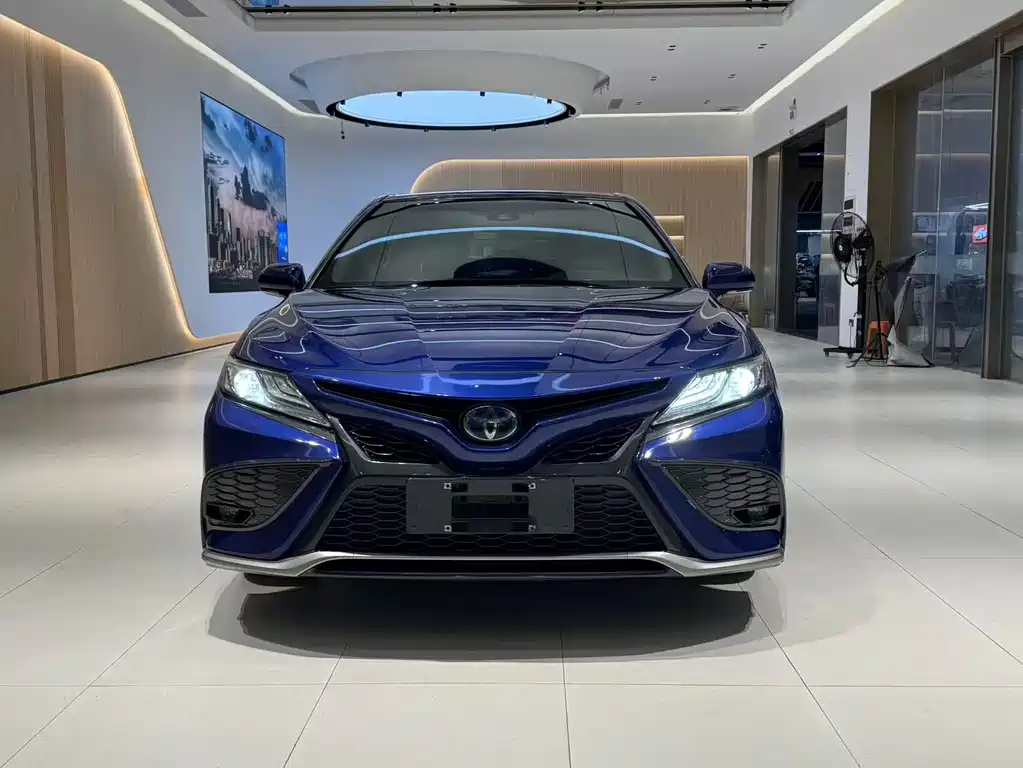 Toyota Camry 2018 — фото 2
