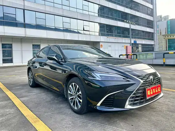 Lexus ES 2025