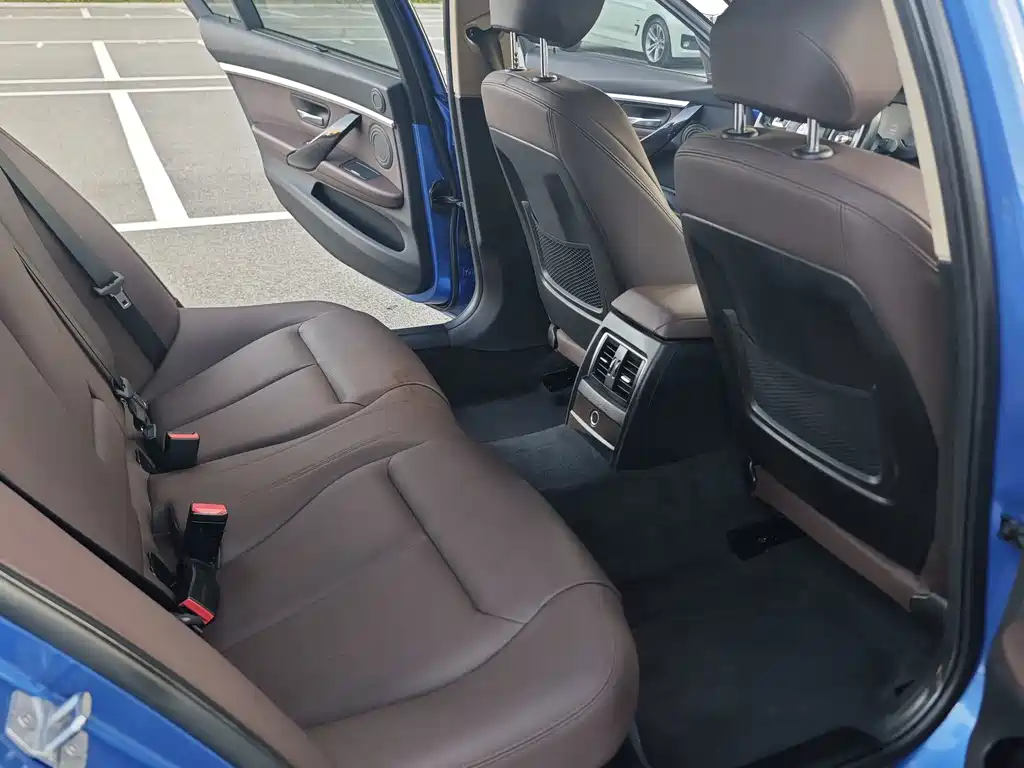 BMW 3 Series 2019 — фото 11