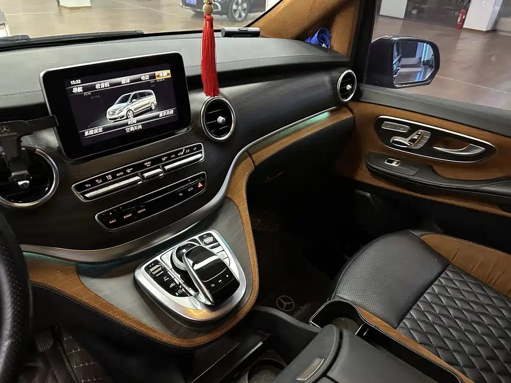 Mercedes-Benz V-Class 2018 — фото 11