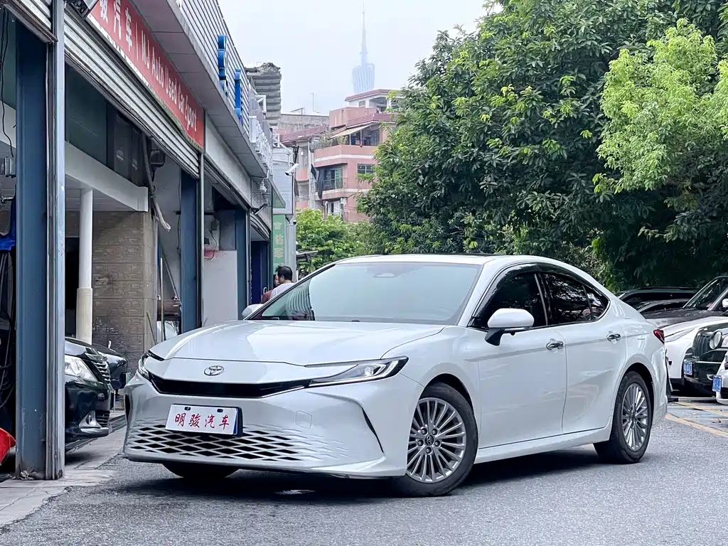 Toyota Camry 2025 — фото 1