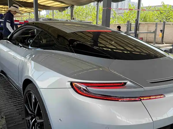 Aston Martin DB11 2018