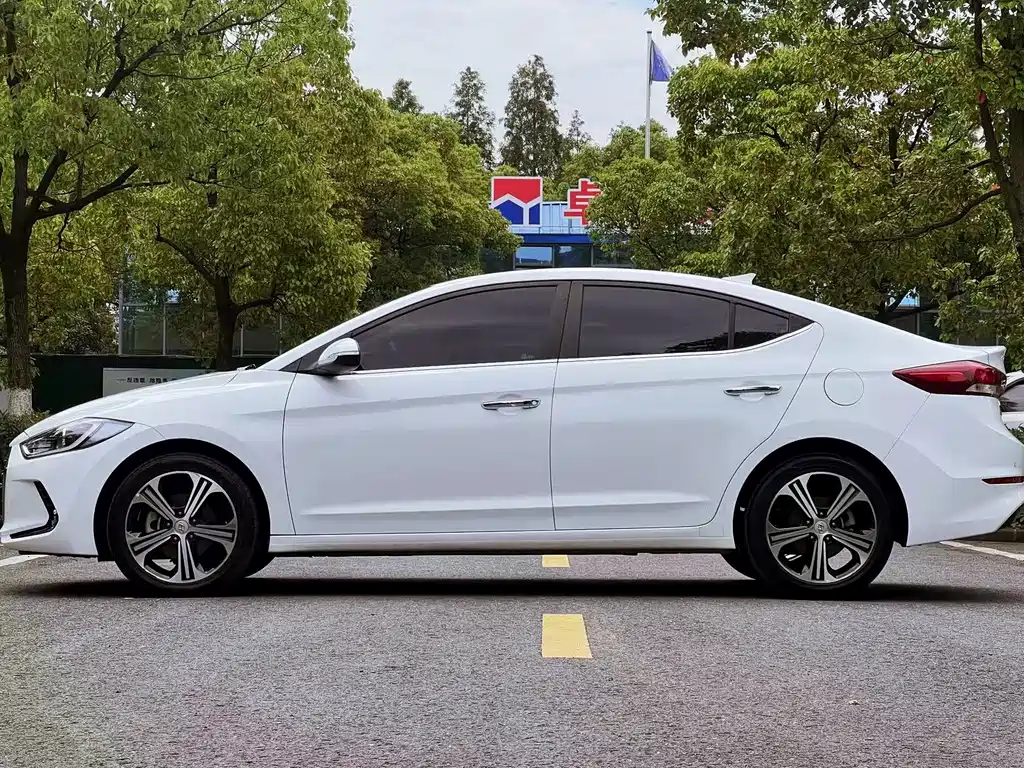 Hyundai Elantra 2019 — фото 8