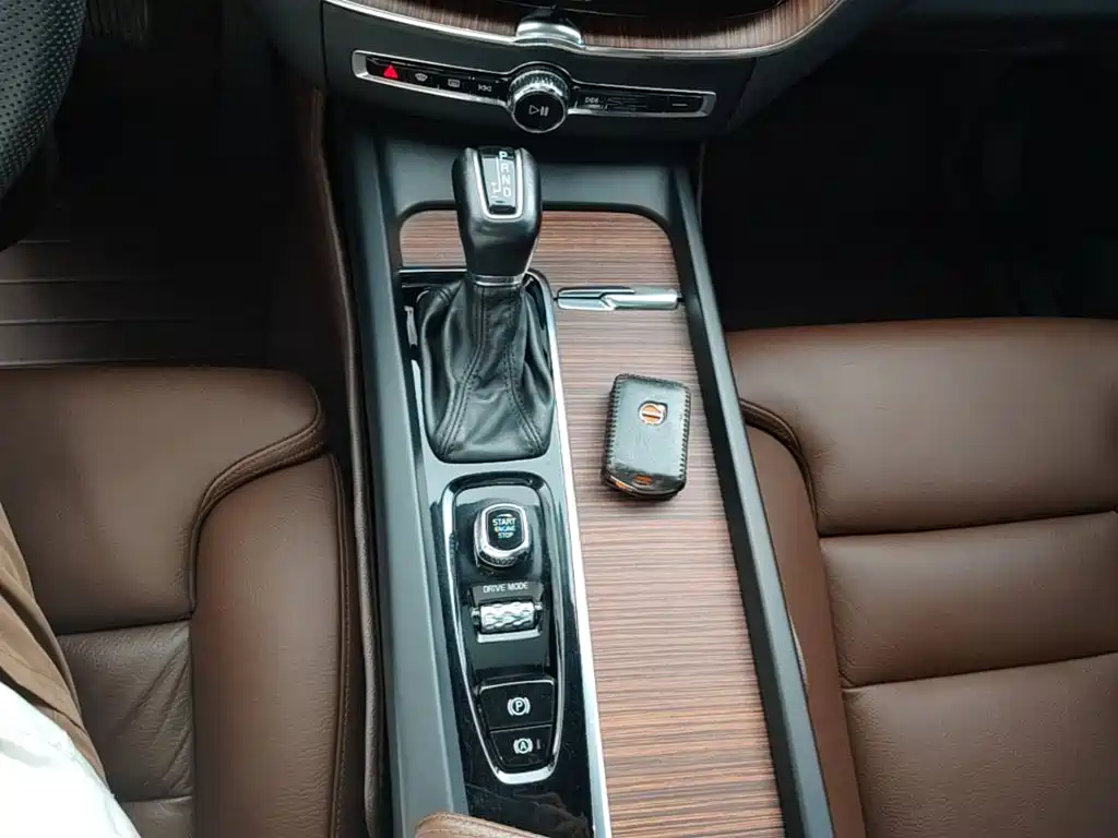 Volvo XC60 2020 — фото 14