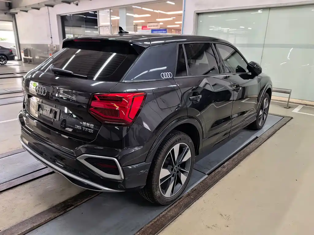 Audi Q2L 2021 — фото 9