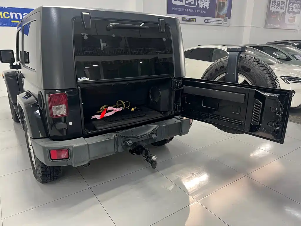 Jeep Wrangler 2010 — фото 18
