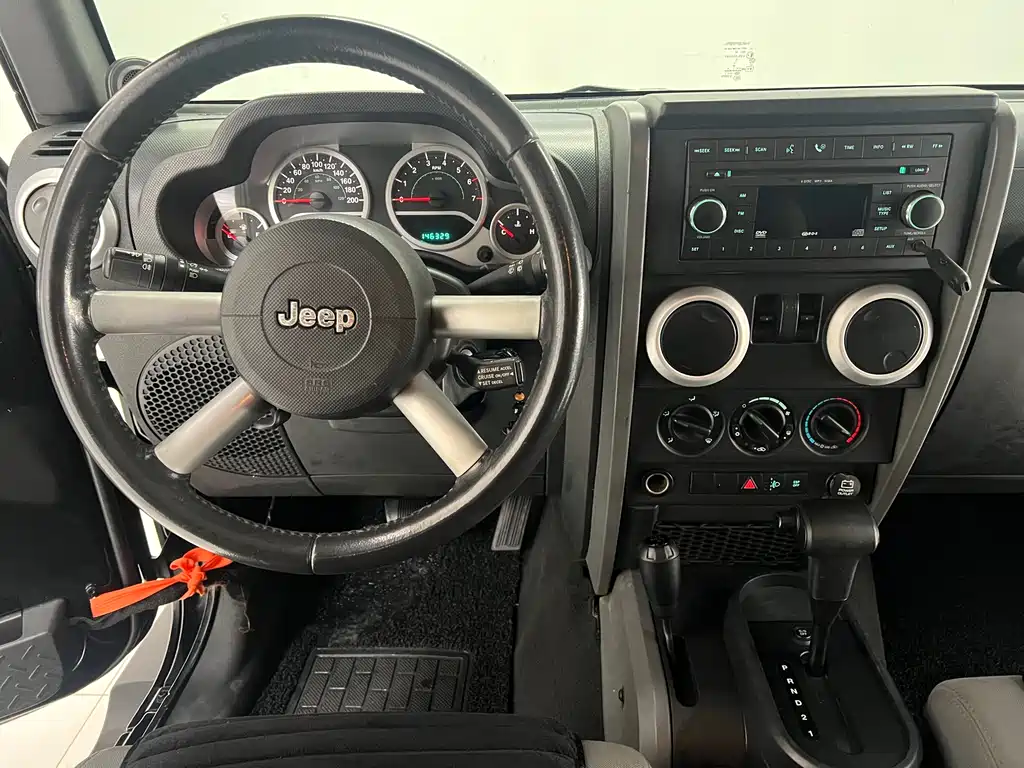 Jeep Wrangler 2010 — фото 11