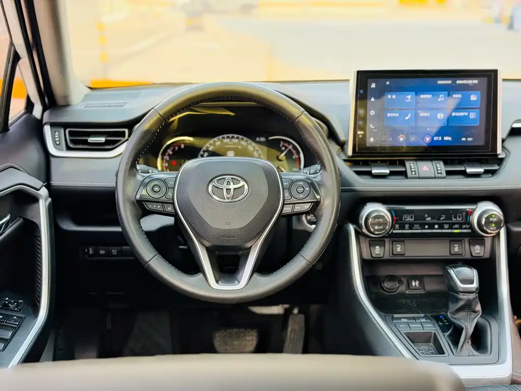 Toyota RAV4 2021 — фото 12