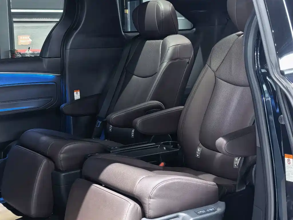 Toyota Granvia 2023 — фото 13