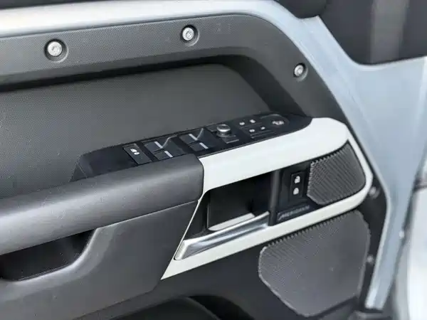 Land Rover Defender 2020