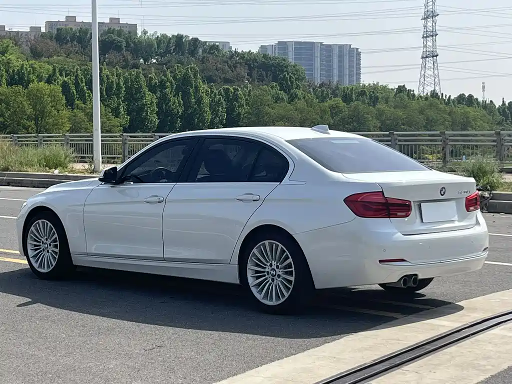 BMW 3 Series 2018 — фото 9
