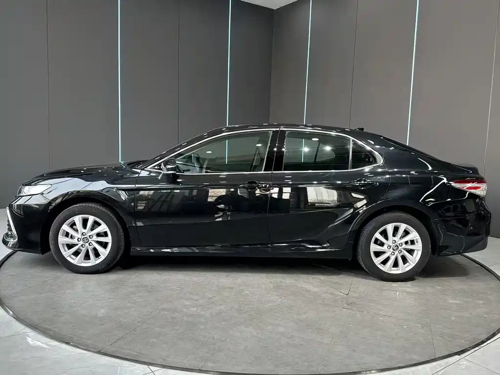Toyota Camry 2022 — фото 4