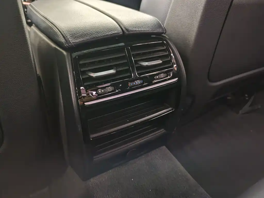 BMW 5 Series 2018 — фото 15