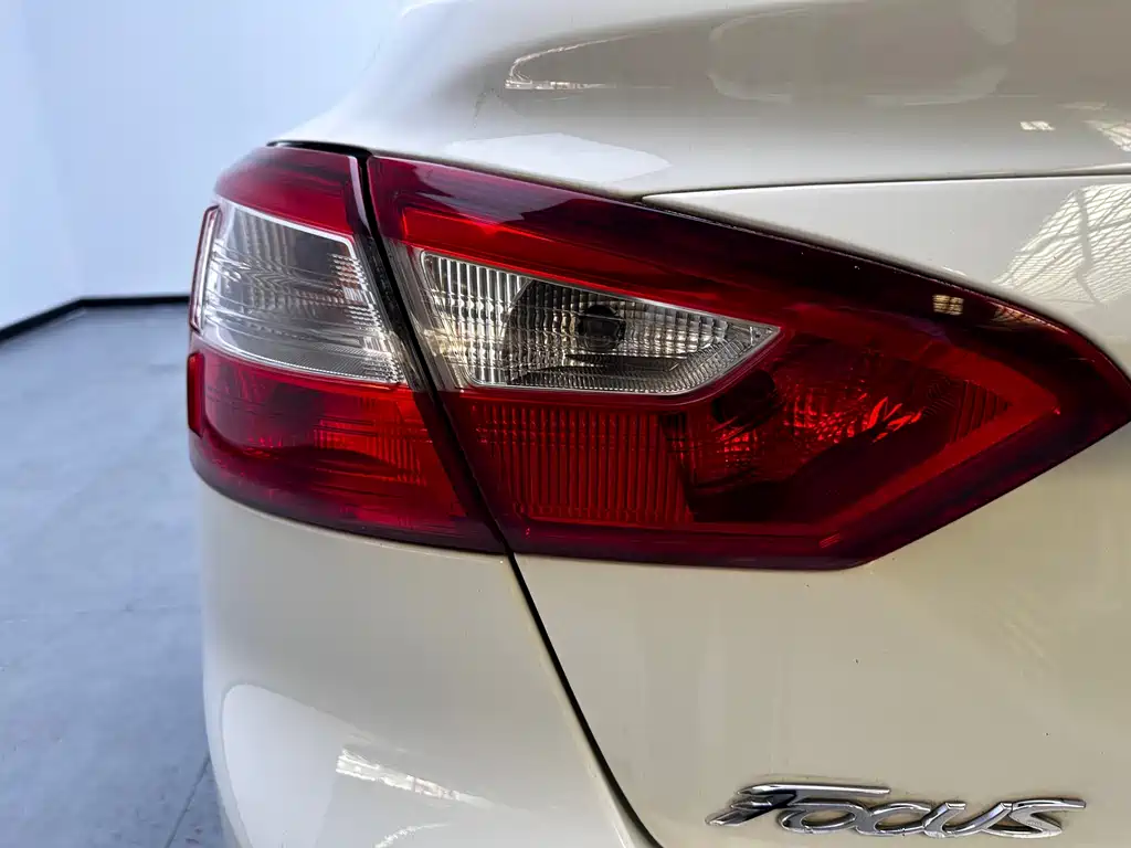 Ford Focus 2015 — фото 16