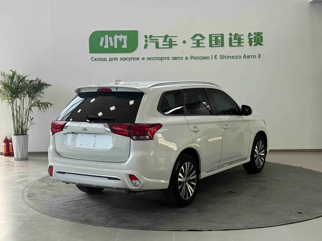 Mitsubishi Outlander 2022 — фото 8