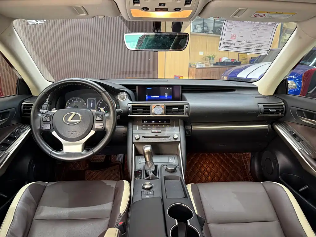 Lexus IS 2018 — фото 17