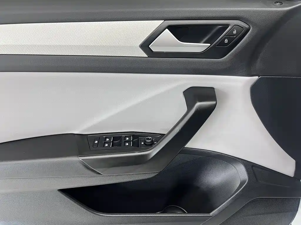 Volkswagen T-Roc 2023 — фото 8