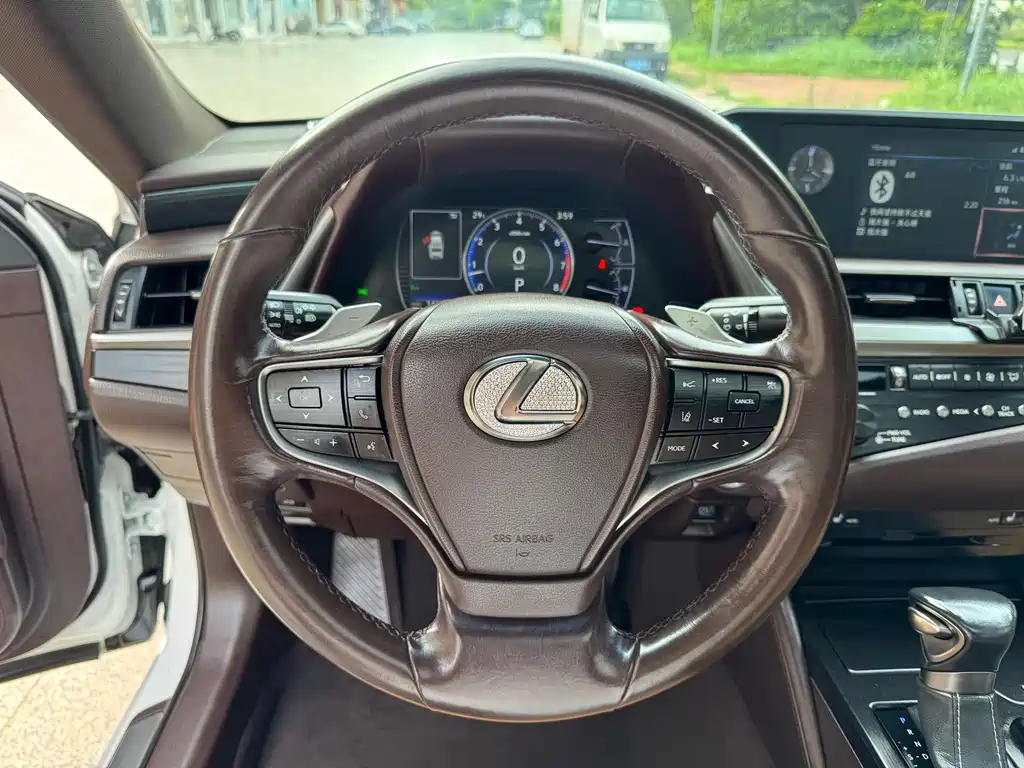 Lexus ES 2019 — фото 11