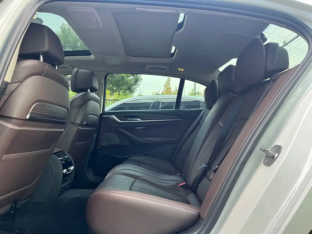 BMW 5 Series New Energy 2019 — фото 18