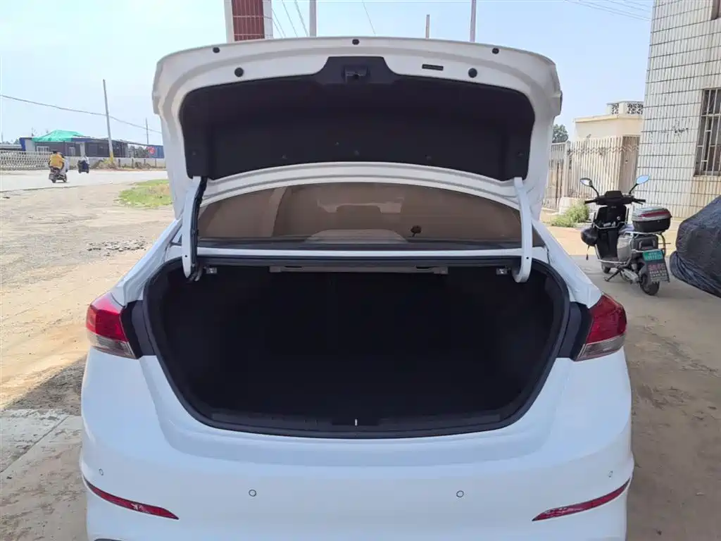Hyundai Elantra 2019 — фото 19