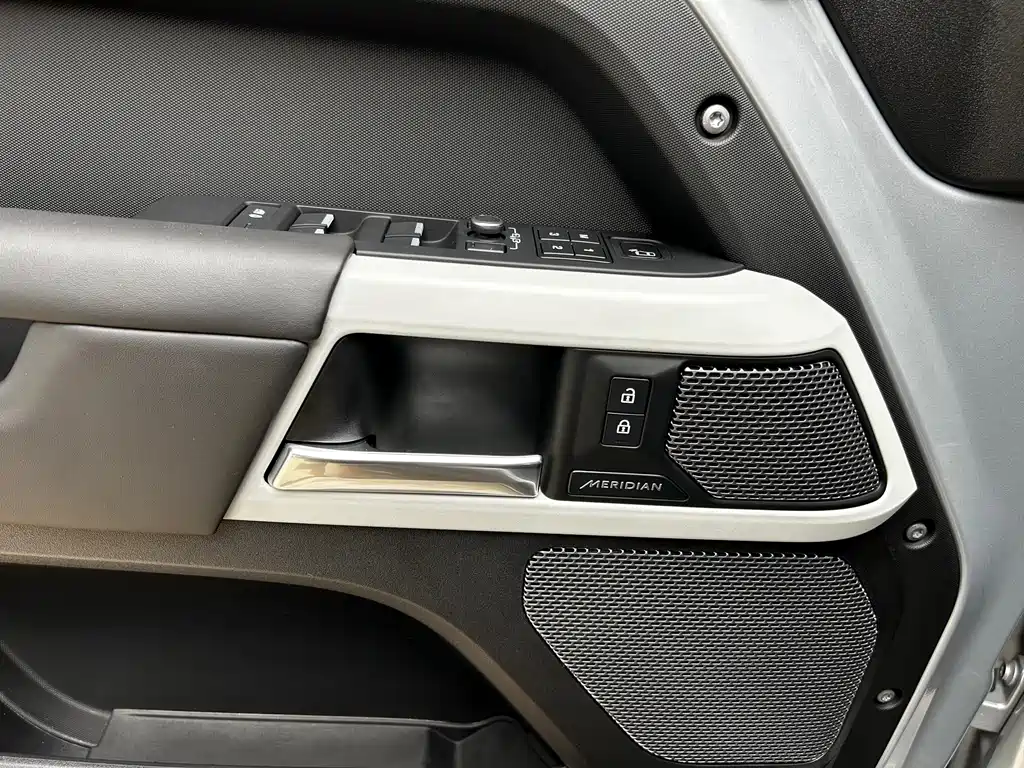 Land Rover Defender 2022 — фото 4