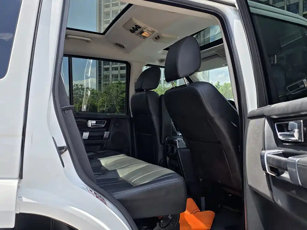 Land Rover Discovery 2015 — фото 12