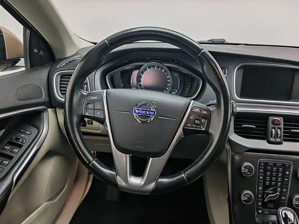 Volvo V40 2015 — фото 11