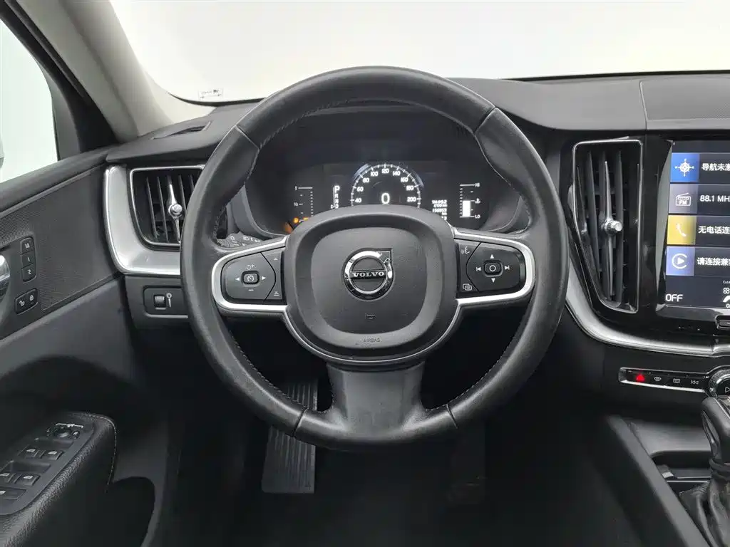 Volvo XC60 2018 — фото 11