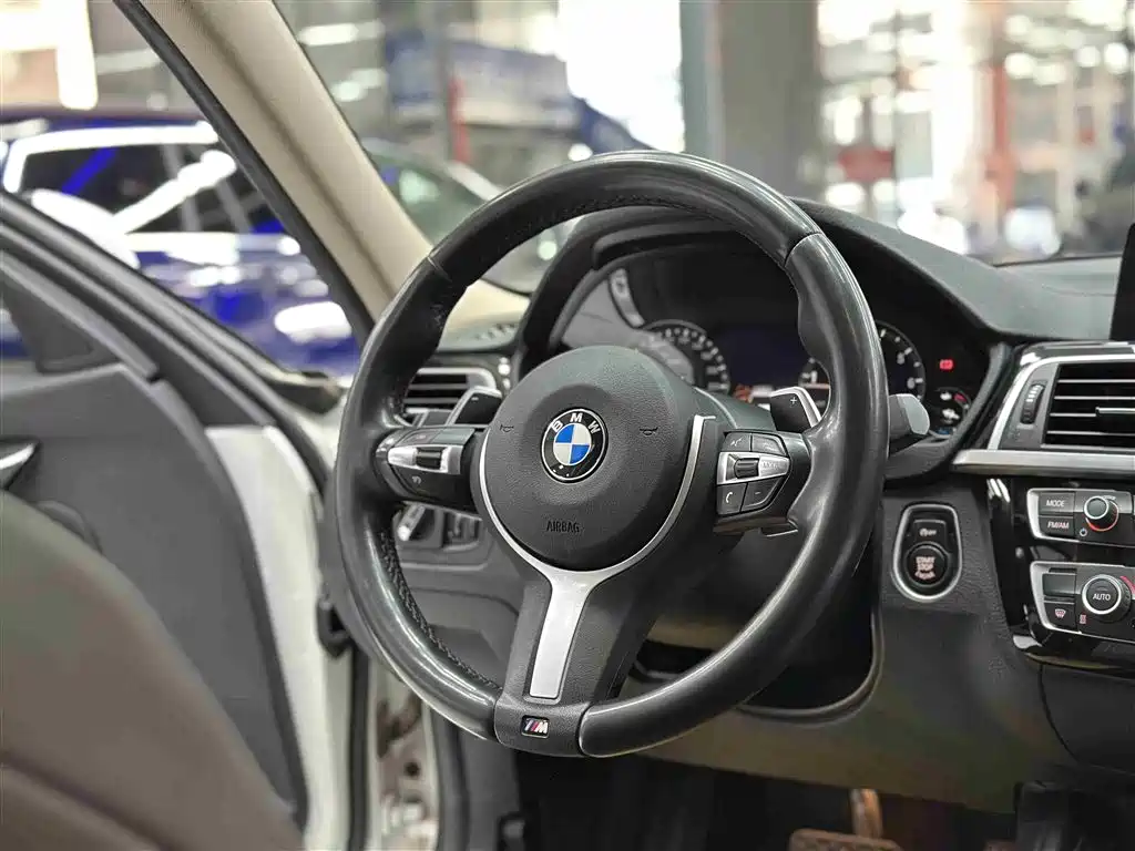 BMW 3 Series 2019 — фото 10