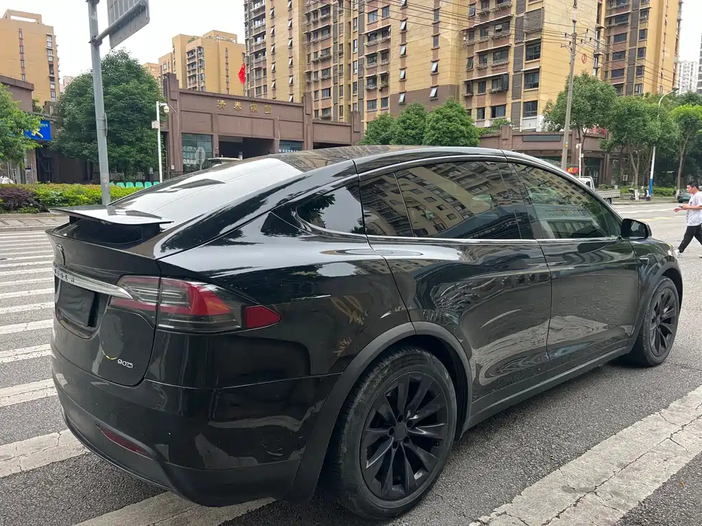 Tesla Model X 2018 — фото 9