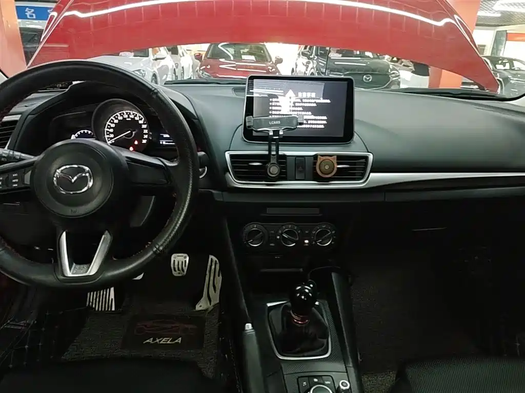Mazda 3 Axela 2019 — фото 13