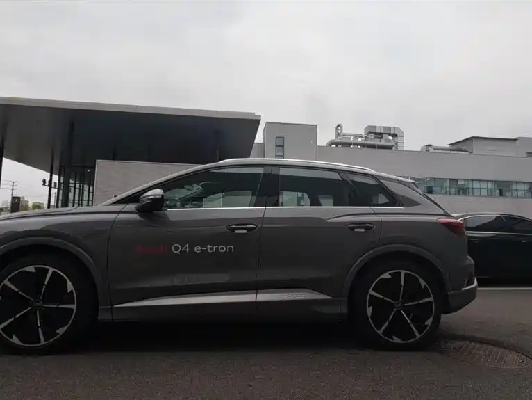 Audi Q4 e-tron 2023 — фото 3