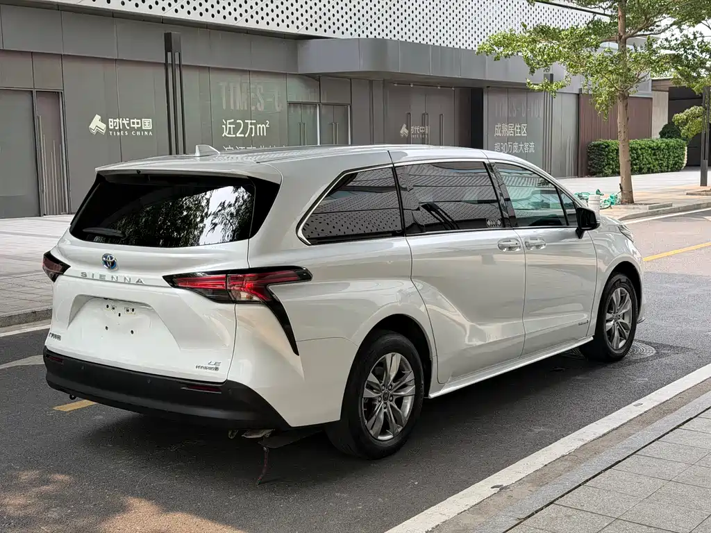 Toyota Sienna 2023 — фото 18