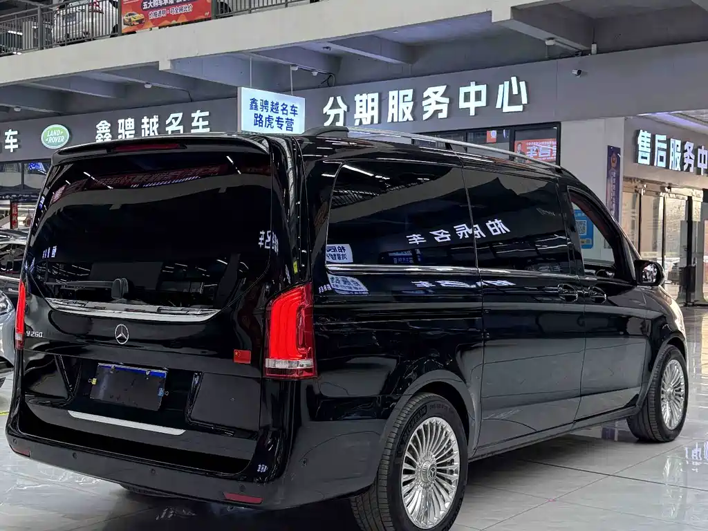 Mercedes-Benz V-Class 2021 — фото 18