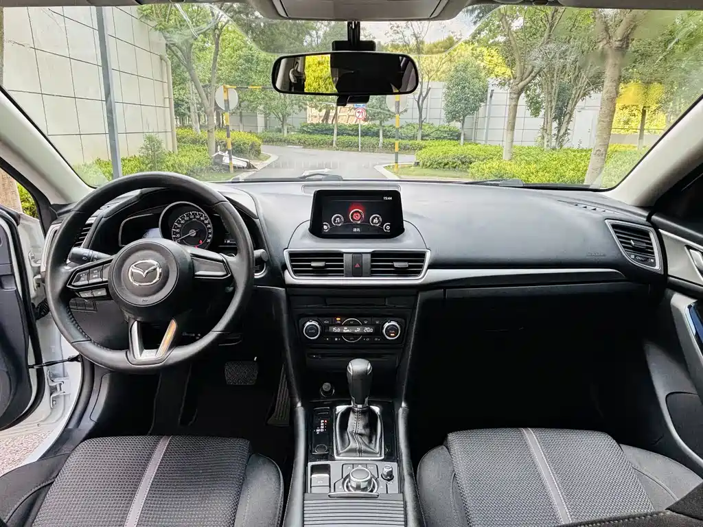 Mazda 3 Axela 2018 — фото 10