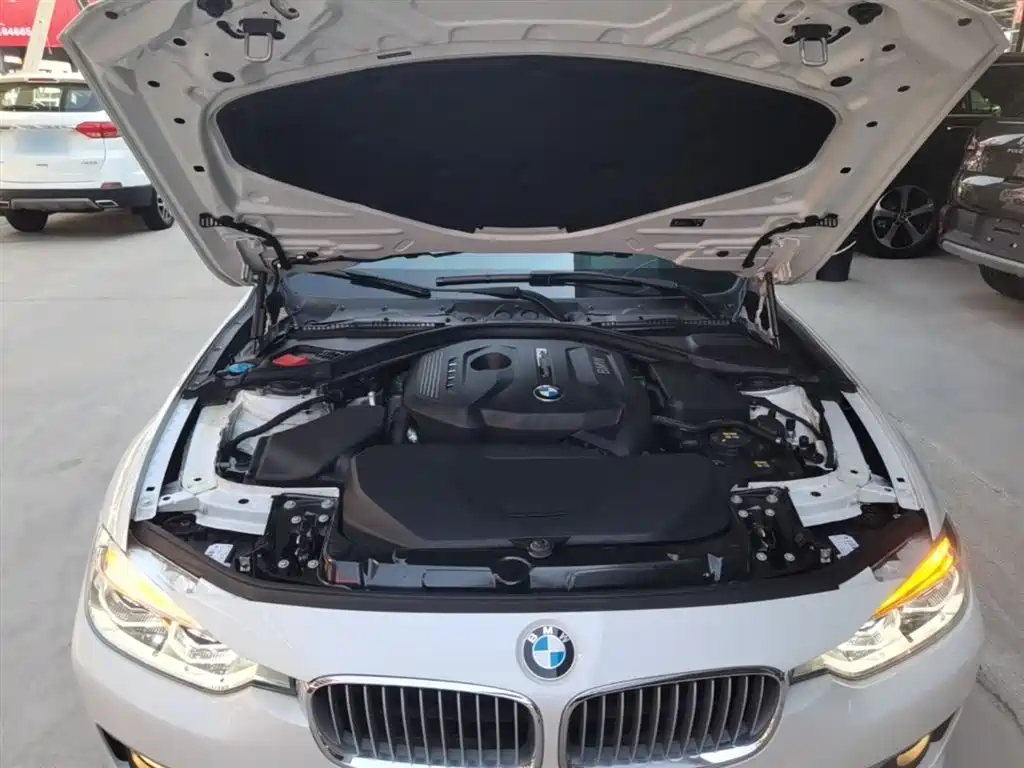BMW 3 Series 2018 — фото 20