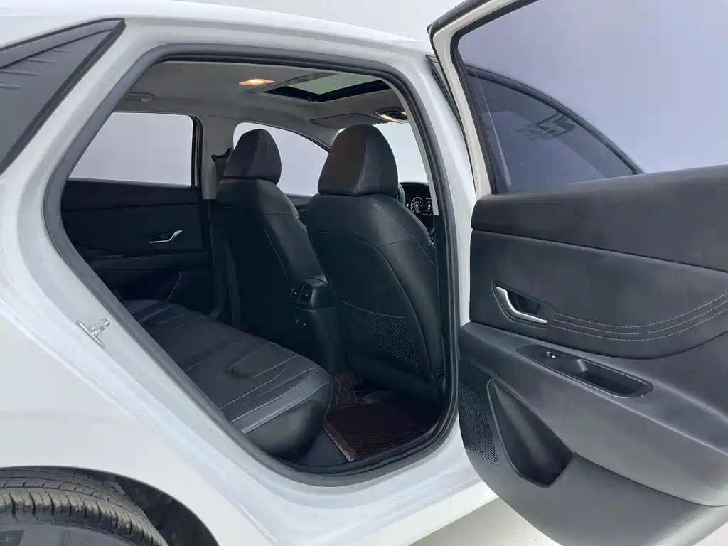 Hyundai Elantra 2022 — фото 16