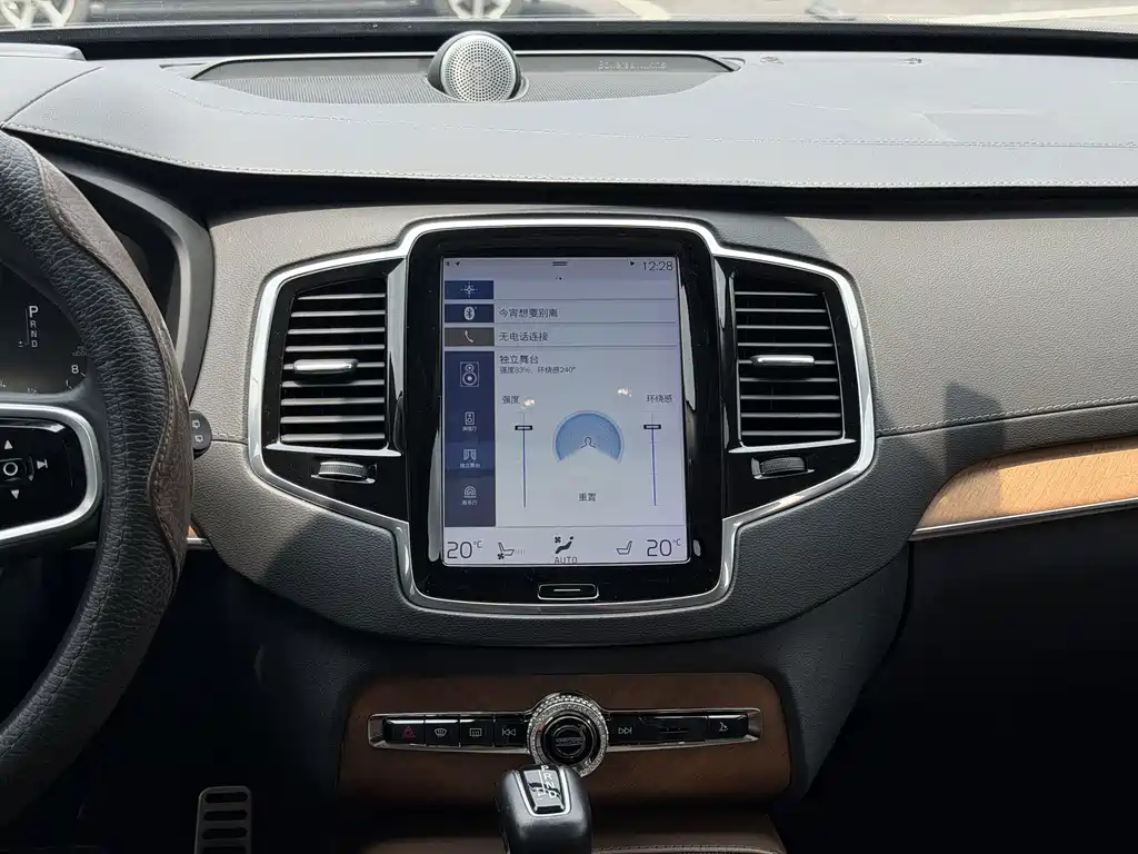 Volvo XC90 2018 — фото 13