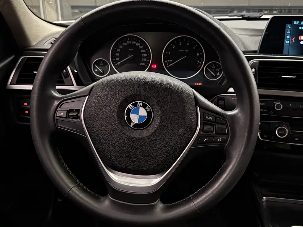 BMW 3 Series 2018 — фото 10