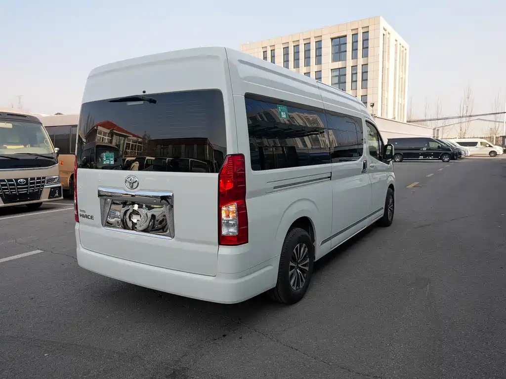 Toyota Hiace — фото 11