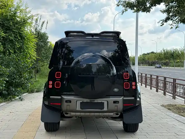 Land Rover Defender 2024