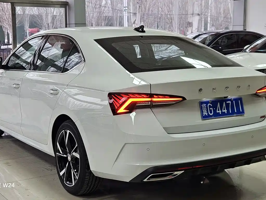 Skoda Octavia 2023 — фото 7