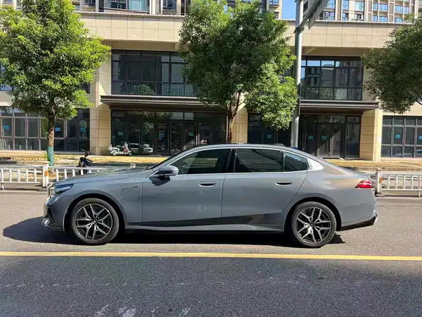 BMW i5 2024